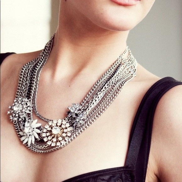 Beautiful Iconic Metropolitan statement necklace - Picture 8 of 8